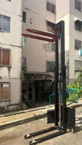 Empilhadeira semi eletrica