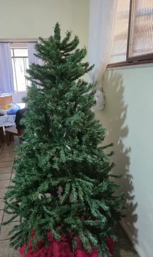 Árvore de Natal Artificial 2,10m - Bem Conservada