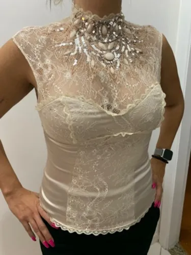 Blusa Renda e Pedraria Importada / Marca: Bebe.com