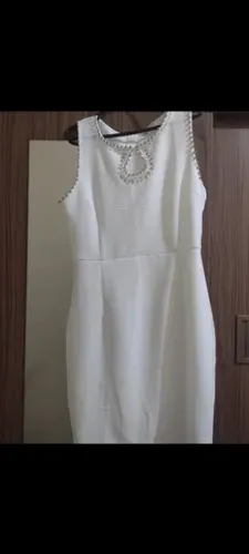 Vestido branco, com detalhe em pedras