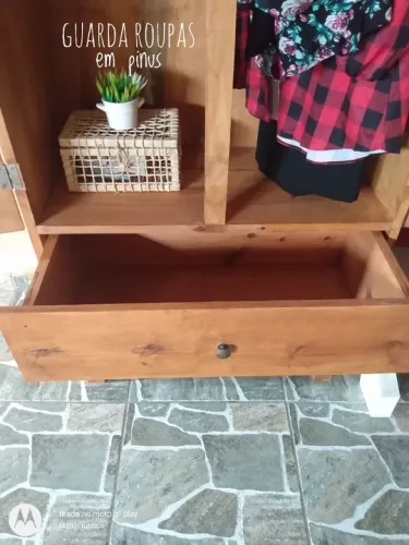 Guarda roupas em madeira de pinus