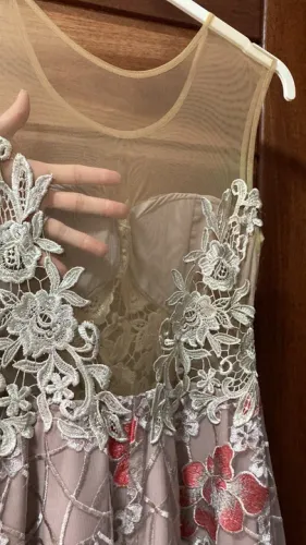 Vestido de festa Miss Luxury, nude com renda invisível bordada. R$130,00