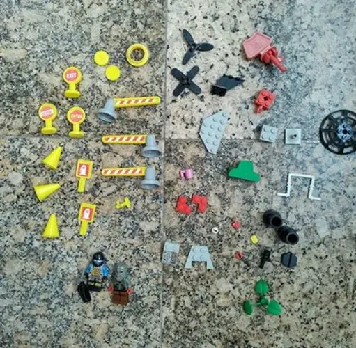 Peças avulsas de Lego, de diferentes conjuntos/ brinquedos