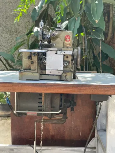Máquina de Costura Overlock Industrial