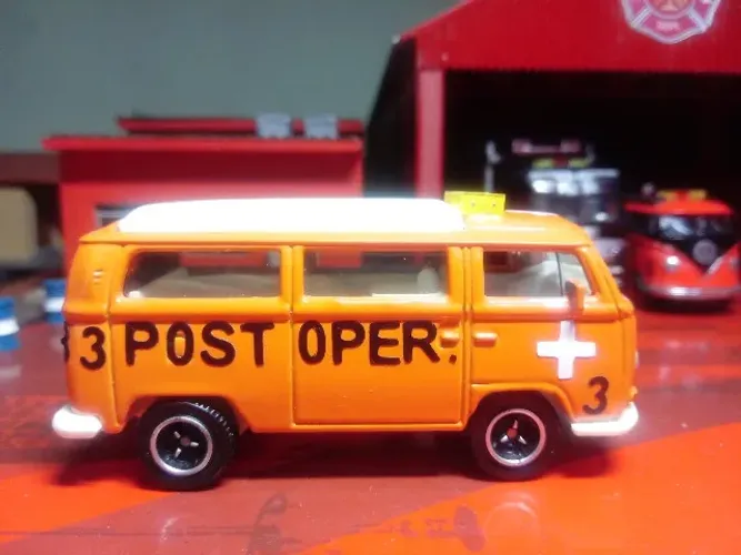MINIATURA VW T2 BUS 1970 - 1/59 MATCHBOX - Posto Móvel de operações Médicas
