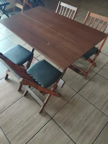 MESA COM 4 CADEIRAS ALMOFADADA