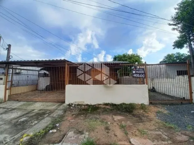 Terreno com 2 casas de madeira com 60,00m² de área construída cada uma em Niterói Canoas