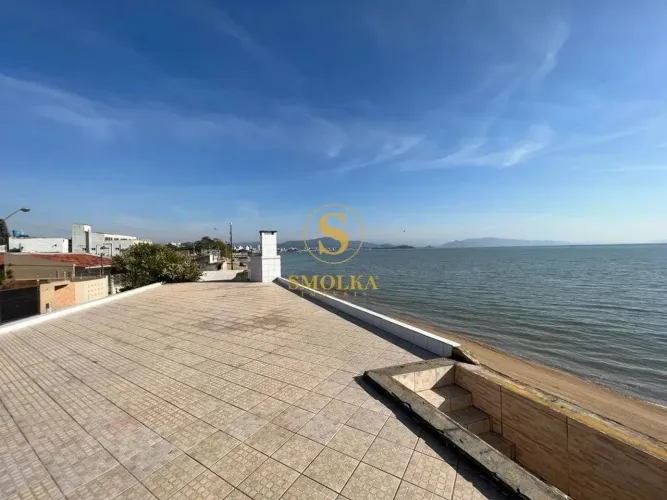 Casa de 4 dormitórios, sendo 2 suítes para locação, no Balneário, Florianópolis - SC