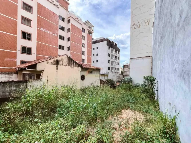 Lote localizado no Centro