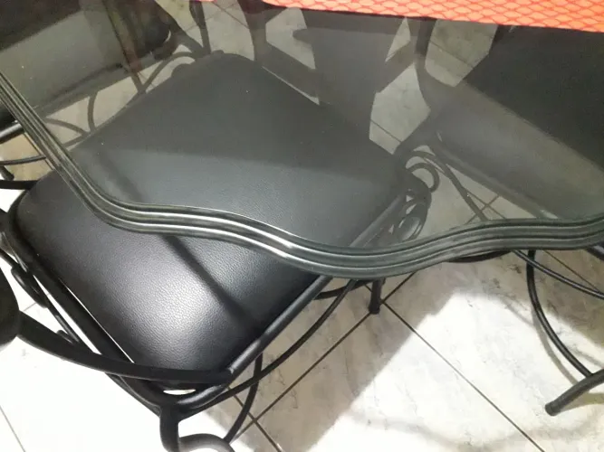 Mesa de jantar em vidro temperado com base em ferro