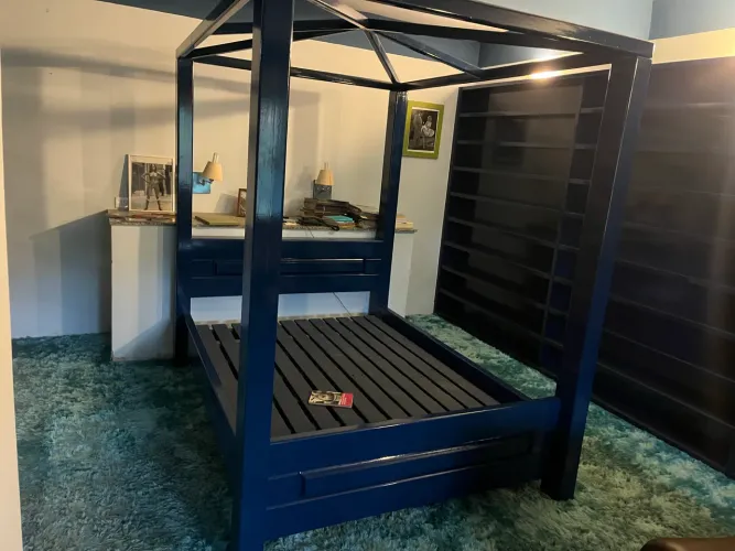 Cama de princesa em madeira com armação para cortinado