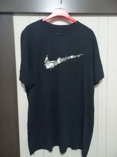Camiseta Nike Original - Preta com Logo Detalhado