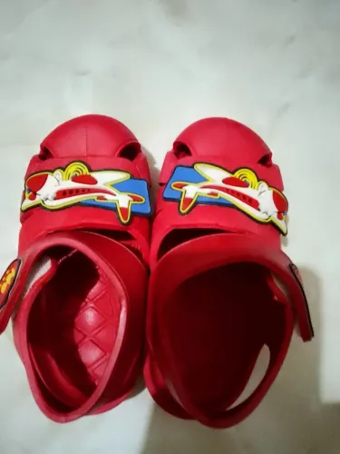 Sandália infantil vermelha com avião