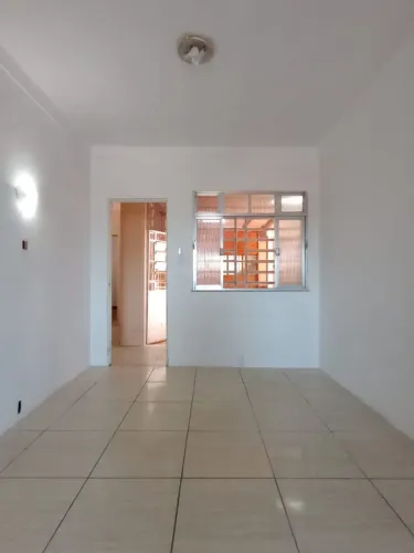 Colégio - Casa Tipo Apartamento - 3 Quartos - 2 Banheiros -3 Vagas - Aceita Proposta      