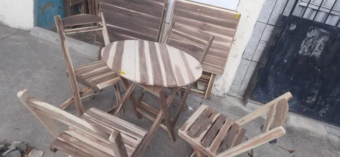 Conjunto de mesa e cadeiras de madeira dobrável