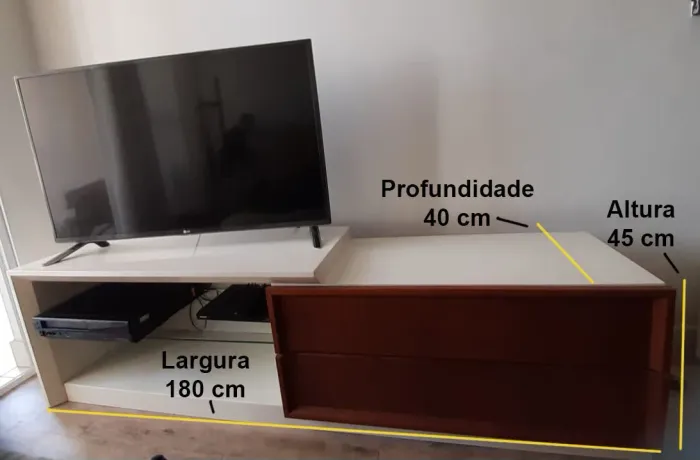 Rack para TV em laca, moderno e espaçoso