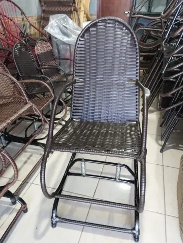 Cadeira de Balanço Redonda em Fibra Sintética Novas - apenas uma unidade disponível.