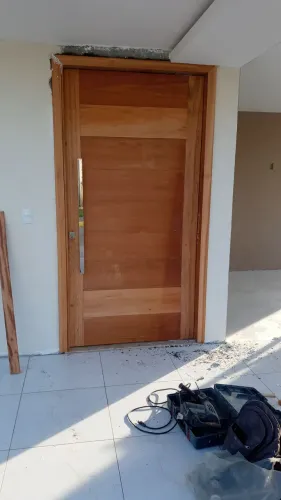 Porta pivotante madeira instalação confecção chumbamento fechadura digital eletrotécnica