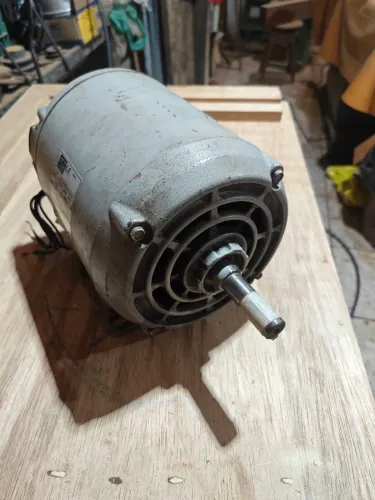 Motor elétrico trifásico Weg 1,0CV