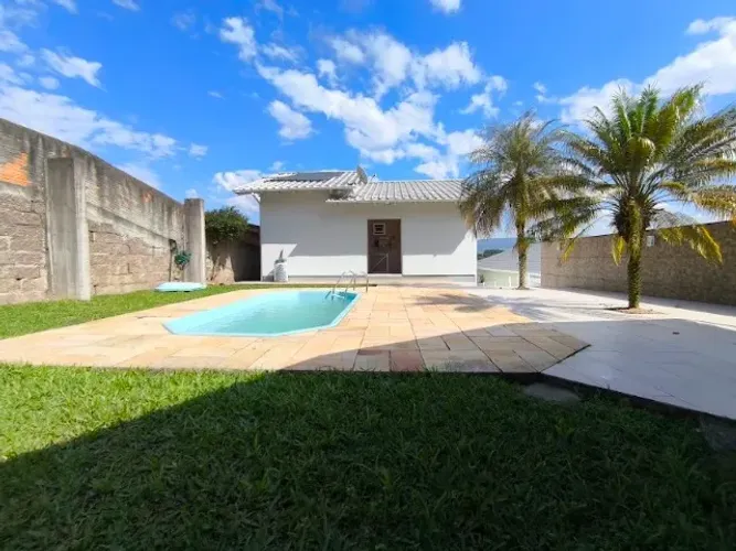 Casa 2 dorm Piscina em AMPLO TERRENO num LUGAR CALMO praticamente no centro de Cocal