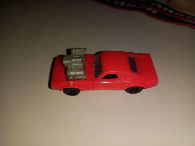 Carrinho Miniatura Vermelho com Motor Turbo