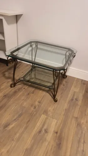 Mesa de centro com base de metal, tampo de vidro bisotado