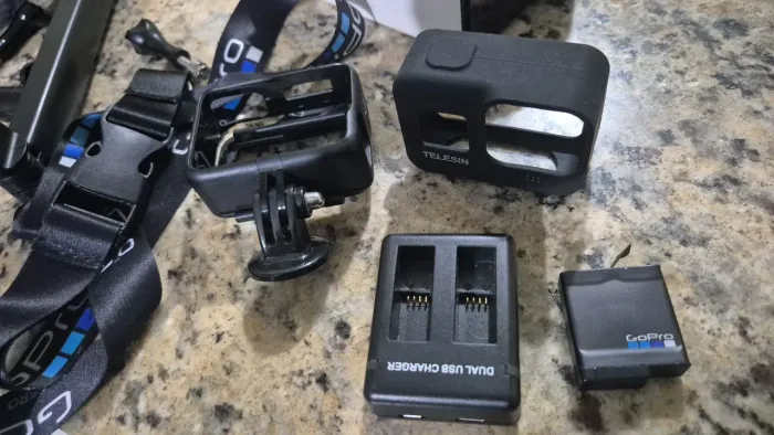 Kit GoPro: Carregador, Bateria, Case e Suporte