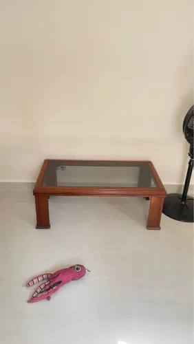 Mesa de centro de madeira com vidro