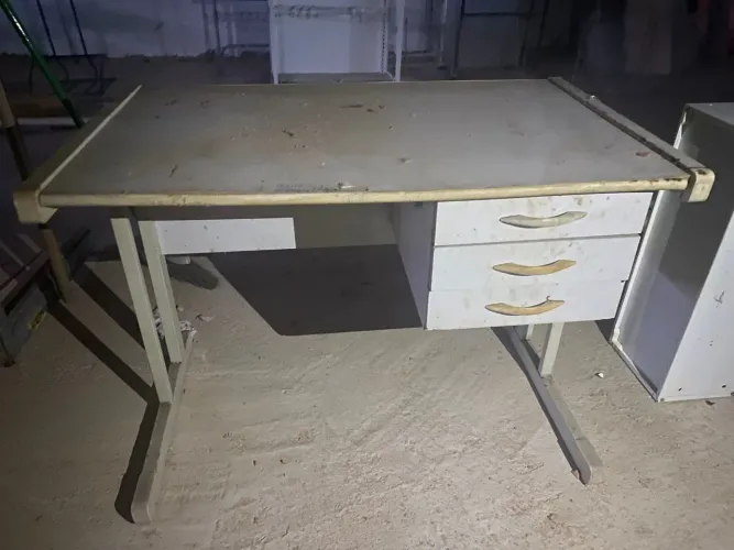 Mesa de escritório com 3 gavetas 