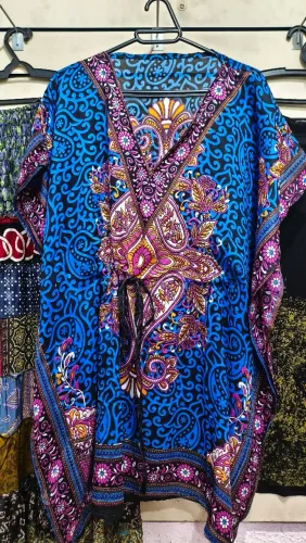 Vestido indiano Kaftan Estiloso em Estampa Vibrante