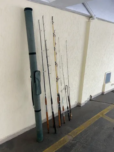 8 varas de pesca, 1 bicheiro e 1 tubo