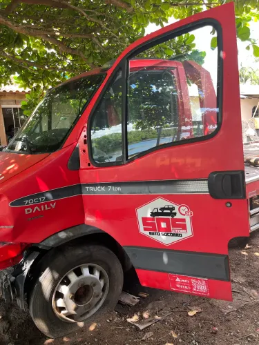 Guincho iveco 70c17 ano 2013 plataforma de 5,5m com asa delta