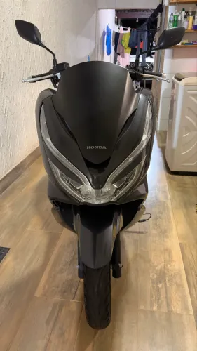 ? Vendo Honda PCX 2021 Moto muito conservada, econômica e confortável para o dia a dia.
