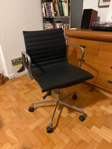 Cadeira Eames Executiva "Esteirinha"
