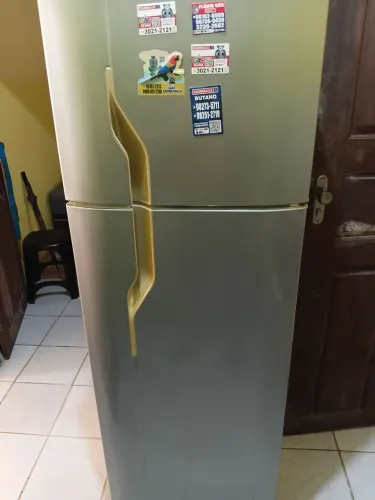 Vende-se 01 geladeira duplex Eletrolux em perfeito estado de conservação funcionando