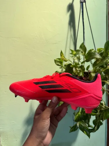 Chuteira da adidas 41 modelo League original na promoção