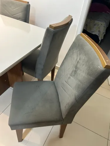 Mesa com 4 cadeiras - QUASE NOVA - 90cm