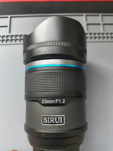 Lente Sirui Sniper 23mm f/1.2 Autofocus (Sony E-Mount)