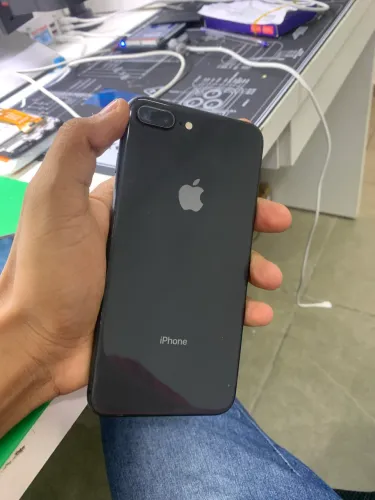 Vendo iPhone 8 Plus tem q troca a tela