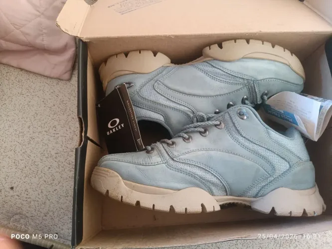 Bota Oakley 