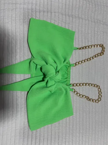 Cropped verde com corrente e amarração 