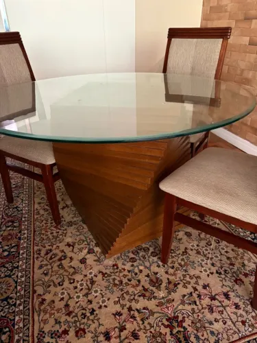 Mesa de jantar em vidro e madeira maciça 