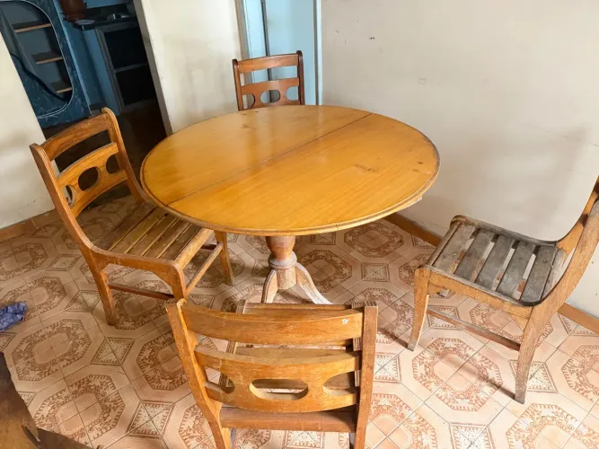 Mesa de madeira com 4 cadeiras