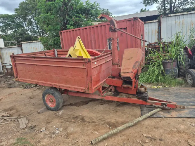 Carreta agrícola com ensiladeira 