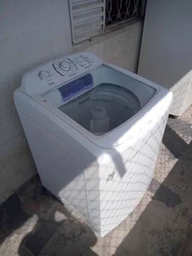 Máquina de lavar Eletrolux 16 quilos funcionando perfeitamente, único detalhe é no cabo