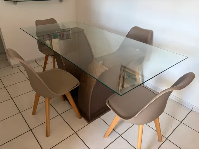 Mesa de vidro com 4 cadeiras