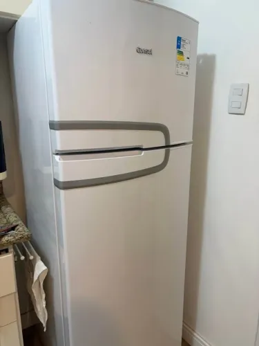 Geladeira Consul, 220v - capacidade total 340 litros.