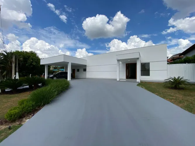 Casa no Condomínio Portal do Sabiá - 380m² de Área Construída, 3 Suítes e Piscina