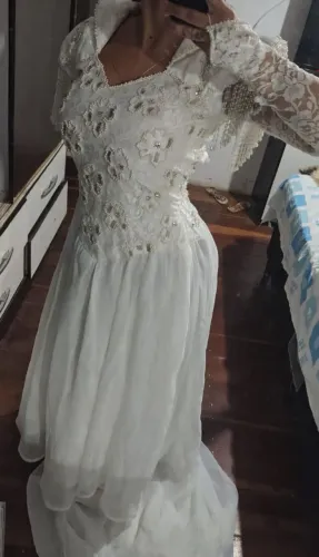 VESTIDO DE NOIVA VINTAGE BORDADO A MÃO DE MANGAS LONGAS EM RENDA E CAUDA + VESTIDO DAMINHA