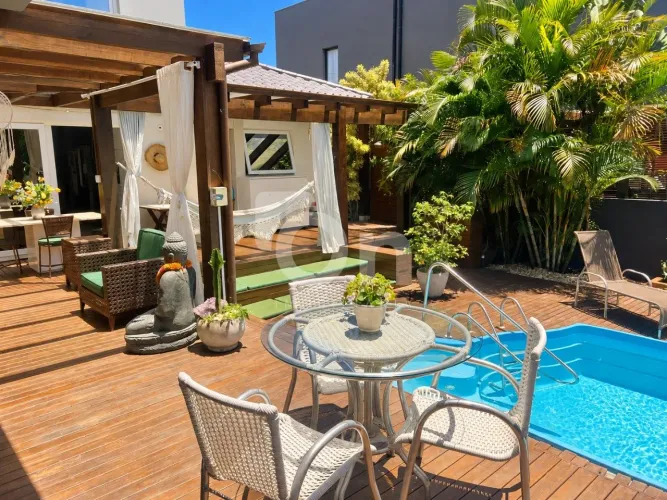 Casa de 4 dormitórios no Rio Tavares